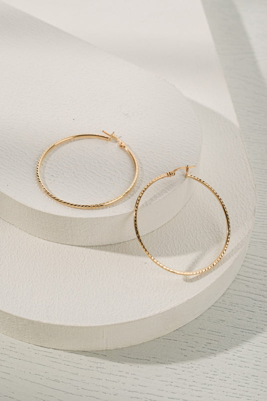 14 Ayar Çizgi İşlemeli Büyük Halka Altın Küpe