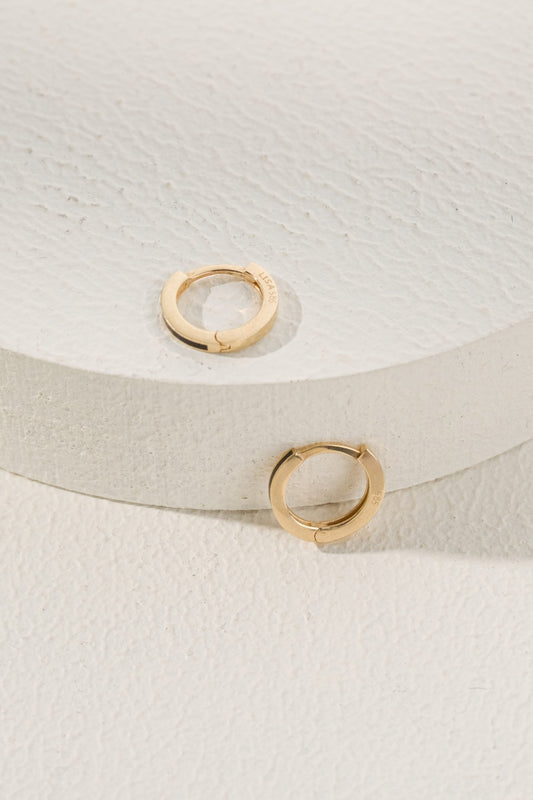 14 Ayar Siyah Mineli Çizgi Halka Altın Küpe