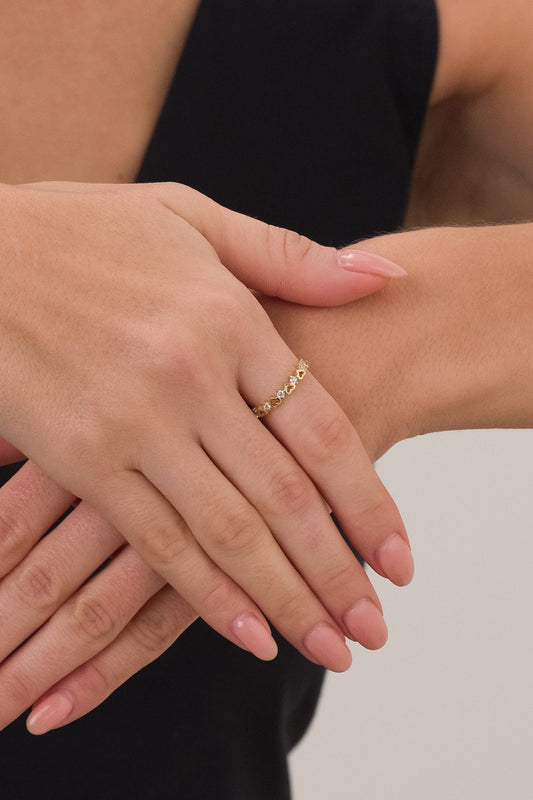 14 Ayar Sıralı Kalp Taşlı Altın Yüzük