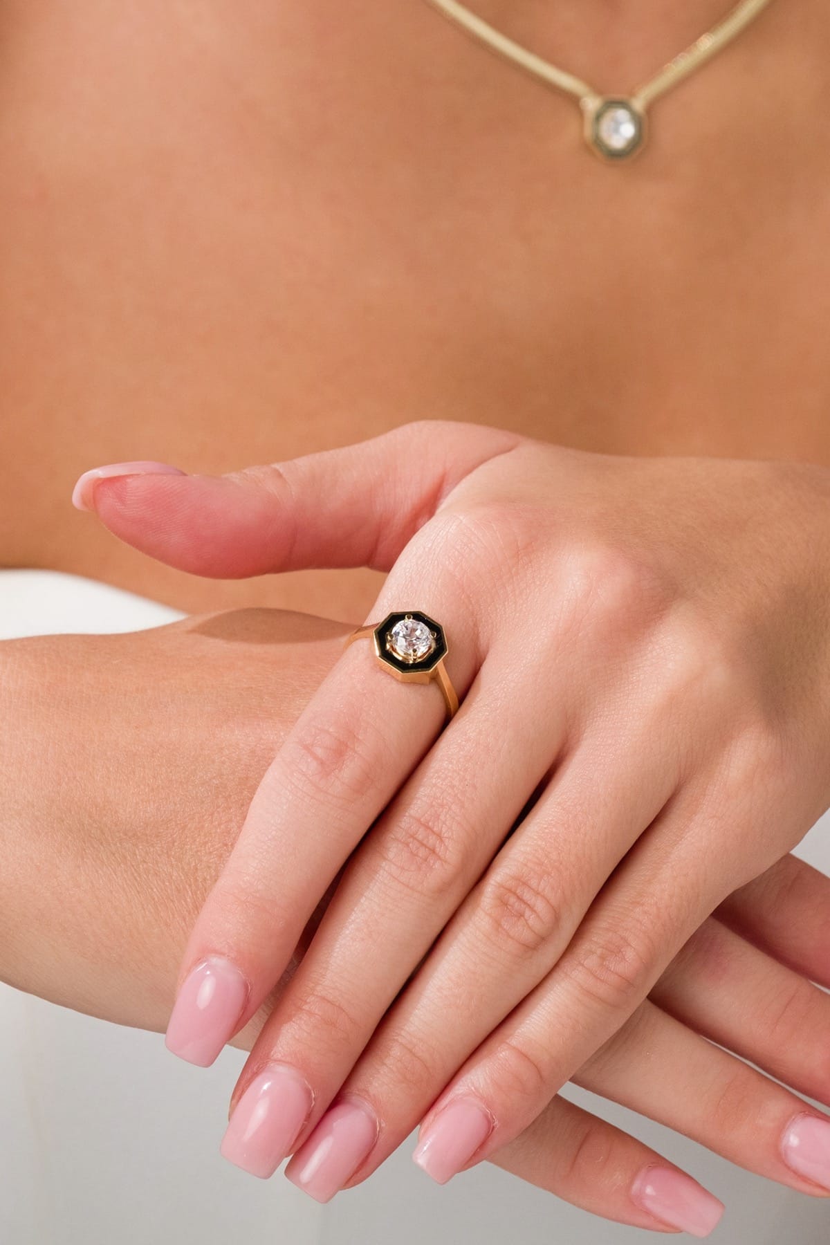 14 Ayar Çağla Model Taşlı Altın Yüzük