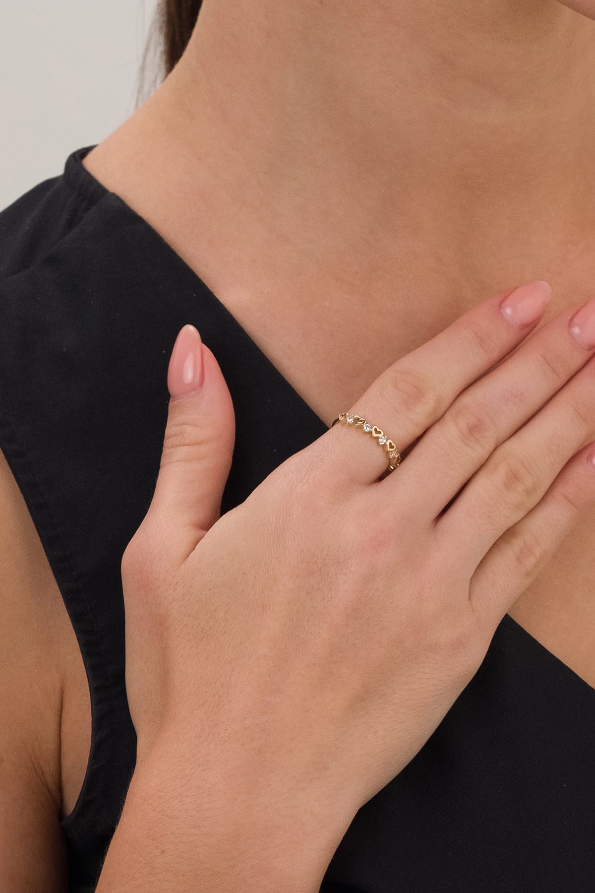 14 Ayar Sıralı Kalp Taşlı Altın Yüzük