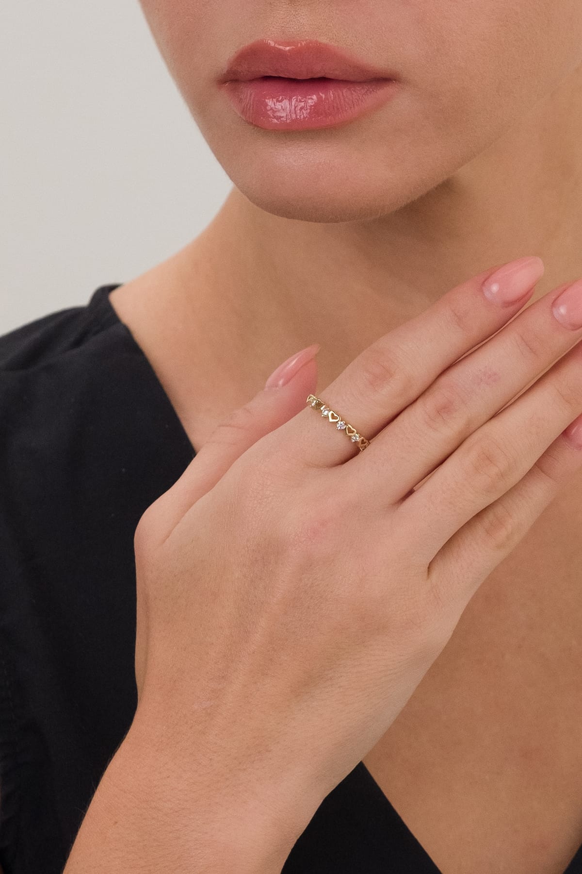 14 Ayar Sıralı Kalp Taşlı Altın Yüzük