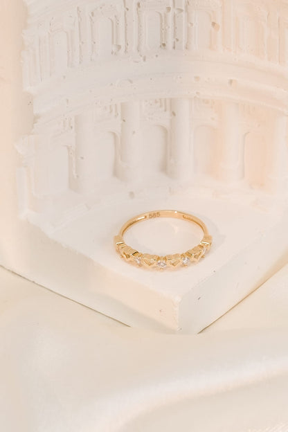 14 Ayar Sıralı Kalp Taşlı Altın Yüzük