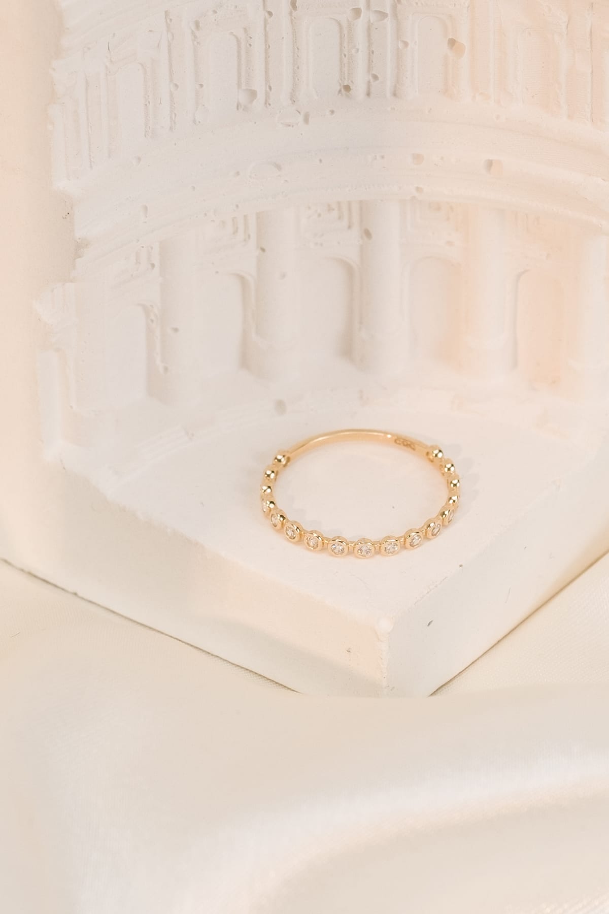 14 Ayar Düz Sıralı Taşlı Çıtır Altın Yüzük