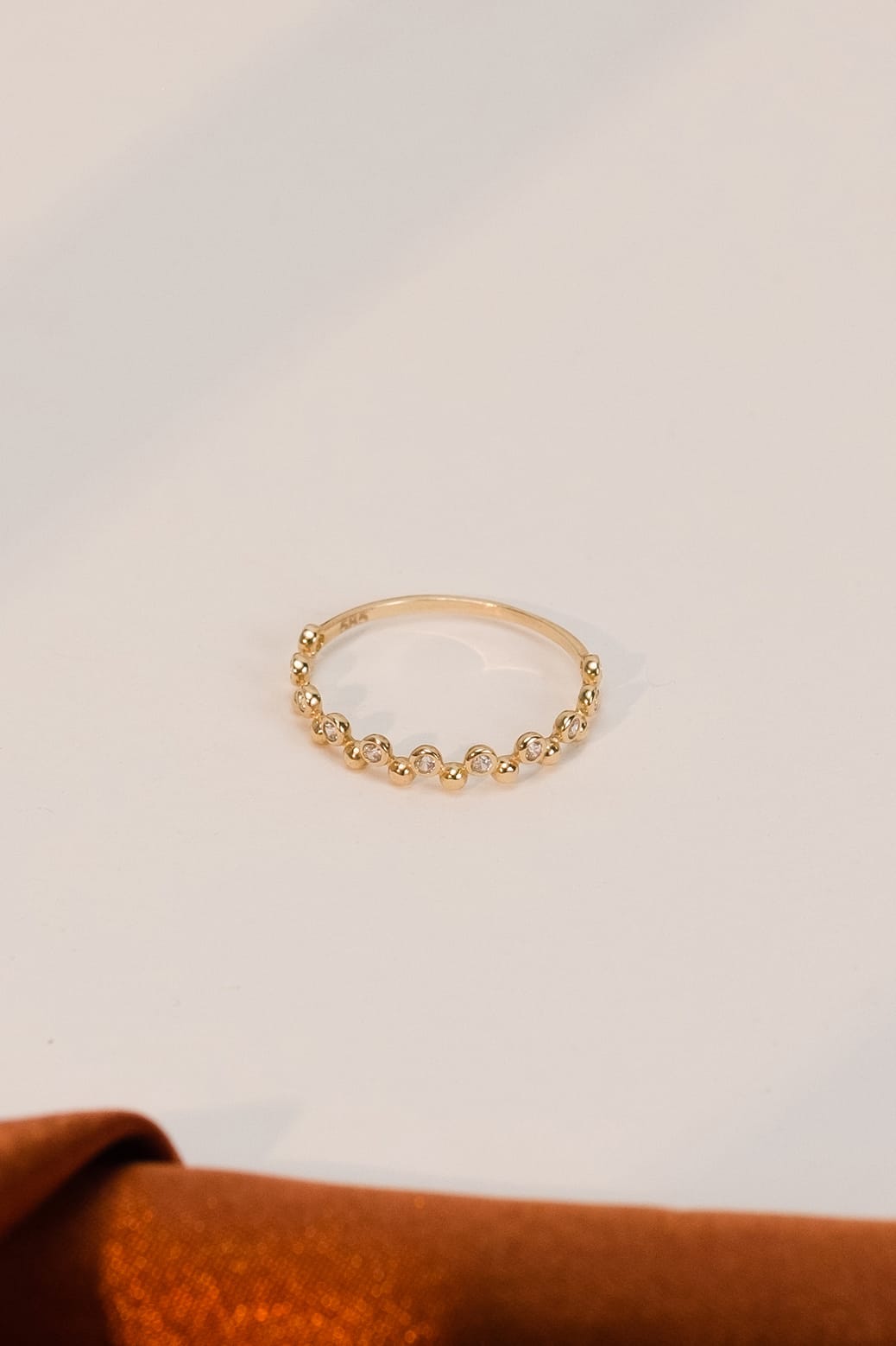 14 Ayar Sıralı Taşlı Çıtır Altın Yüzük